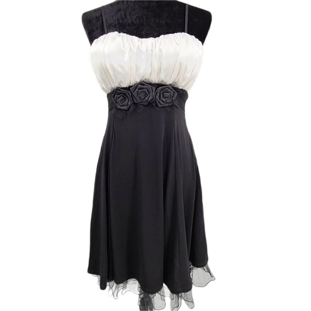 NWT Snap Black and White Sleeveless Prom or Cocktail Dress - Juniors Size 9